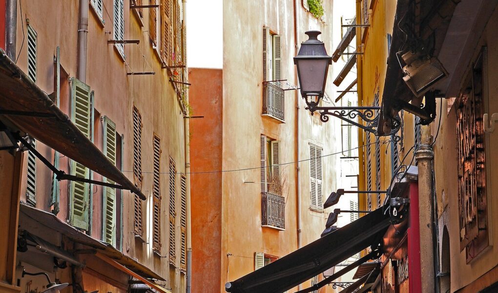 d&eacute;couvrez nice, la perle de la c&ocirc;te d'azur, avec ses plages magnifiques, son climat ensoleill&eacute; et son riche patrimoine culturel. parfait pour des vacances inoubliables.
