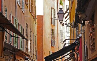 d&eacute;couvrez nice, la perle de la c&ocirc;te d'azur, avec ses plages magnifiques, son climat ensoleill&eacute; et son riche patrimoine culturel. parfait pour des vacances inoubliables.
