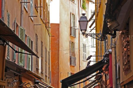 d&eacute;couvrez nice, la perle de la c&ocirc;te d'azur, avec ses plages magnifiques, son climat ensoleill&eacute; et son riche patrimoine culturel. parfait pour des vacances inoubliables.