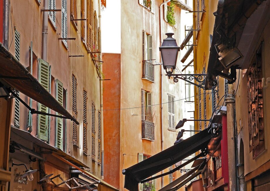 d&eacute;couvrez nice, la perle de la c&ocirc;te d'azur, avec ses plages magnifiques, son climat ensoleill&eacute; et son riche patrimoine culturel. parfait pour des vacances inoubliables.