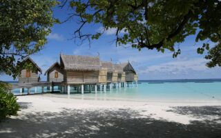d&eacute;couvrez la c&ocirc;te d'azur, une magnifique r&eacute;gion du sud-est de la france r&eacute;put&eacute;e pour ses plages ensoleill&eacute;es, ses paysages pittoresques, ses villes glamour comme nice et cannes, et son ambiance m&eacute;diterran&eacute;enne unique.