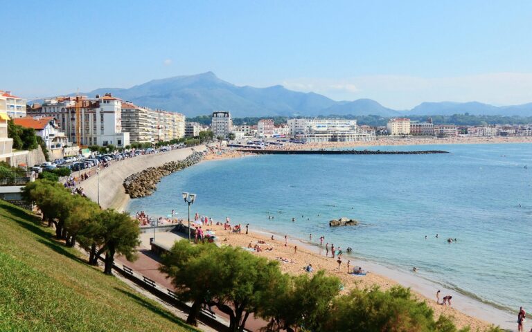 découvrez nos conseils pratiques pour des vacances réussies au pays basque : activités incontournables, gastronomie locale, hébergements et astuces pour profiter pleinement de votre séjour.