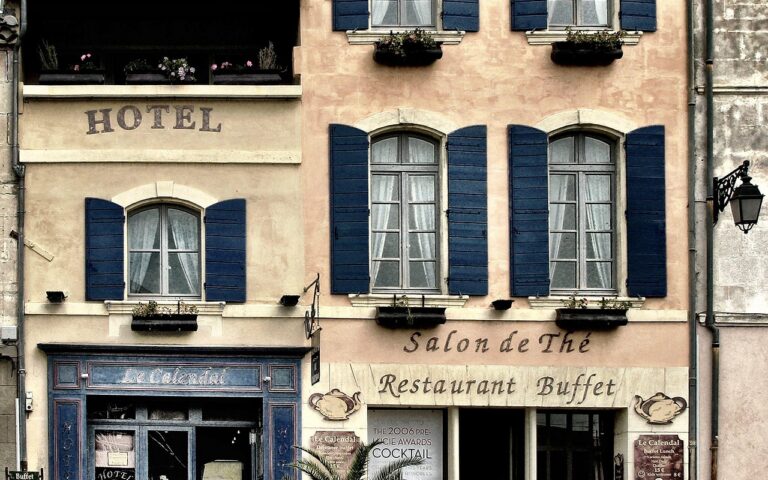 d&eacute;couvrez les enjeux et impacts de la crise dans le secteur h&ocirc;telier, ainsi que les strat&eacute;gies pour surmonter ces d&eacute;fis &eacute;conomiques majeurs.