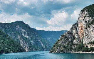 d&eacute;couvrez des id&eacute;es de vacances au mont&eacute;n&eacute;gro : plages magnifiques, montagnes impressionnantes, villes historiques et aventures en plein air pour un s&eacute;jour inoubliable.
