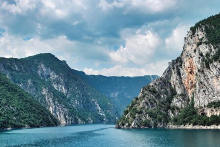 d&eacute;couvrez des id&eacute;es de vacances au mont&eacute;n&eacute;gro : plages magnifiques, montagnes impressionnantes, villes historiques et aventures en plein air pour un s&eacute;jour inoubliable.