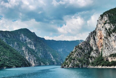 d&eacute;couvrez des id&eacute;es de vacances au mont&eacute;n&eacute;gro : plages magnifiques, montagnes impressionnantes, villes historiques et aventures en plein air pour un s&eacute;jour inoubliable.
