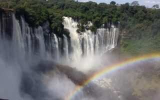 d&eacute;couvrez le tourisme durable : voyager tout en respectant l'environnement, la culture locale et en soutenant les communaut&eacute;s pour un impact positif.