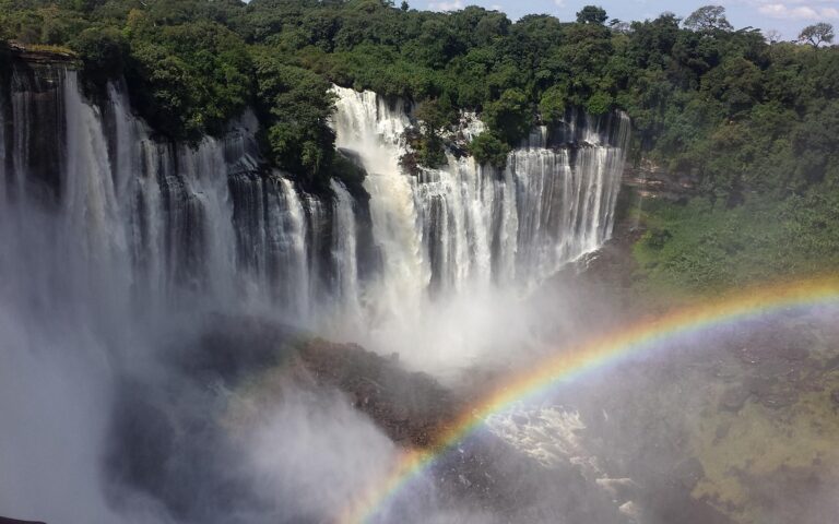 d&eacute;couvrez le tourisme durable : voyager tout en respectant l'environnement, la culture locale et en soutenant les communaut&eacute;s pour un impact positif.