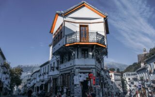 d&eacute;couvrez les meilleures destinations et conseils pour voyager en ukraine et en albanie en 2025. itin&eacute;raires, cultures et astuces pour un voyage inoubliable.