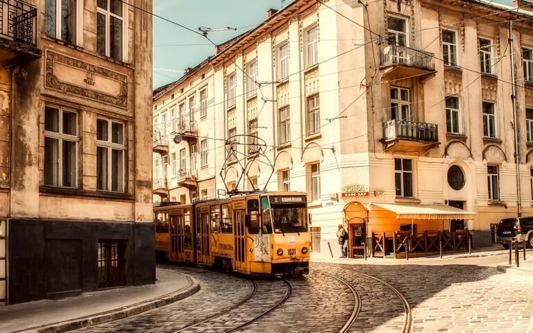 d&eacute;couvrez les merveilles de l'ukraine : conseils de voyage, lieux incontournables, culture riche et aventures uniques pour un s&eacute;jour inoubliable.