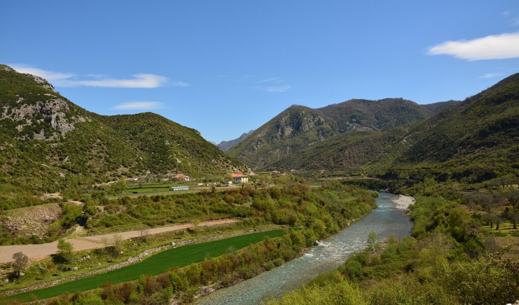 d&eacute;couvrez l'albanie, un joyau m&eacute;connu des balkans, riche en histoire, paysages magnifiques et culture authentique.