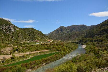 d&eacute;couvrez l'albanie, un joyau m&eacute;connu des balkans, riche en histoire, paysages magnifiques et culture authentique.