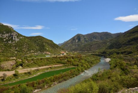 d&eacute;couvrez l'albanie, un joyau m&eacute;connu des balkans, riche en histoire, paysages magnifiques et culture authentique.
