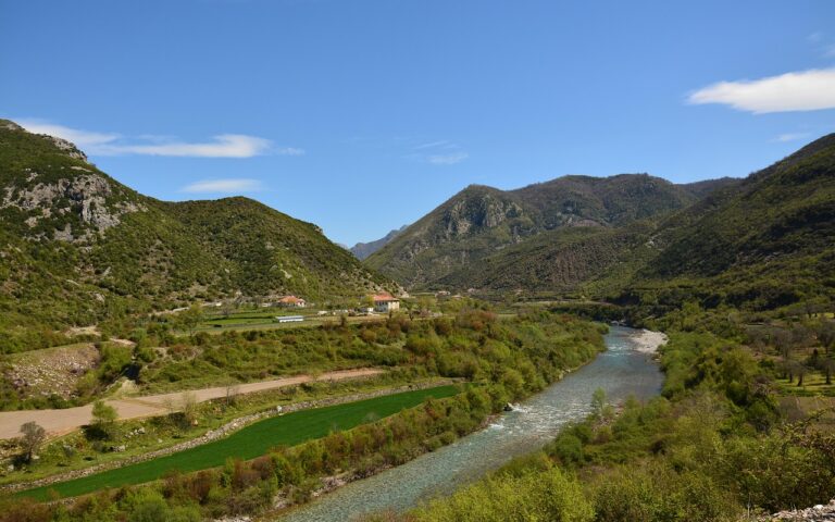d&eacute;couvrez l'albanie, un joyau m&eacute;connu des balkans, riche en histoire, paysages magnifiques et culture authentique.