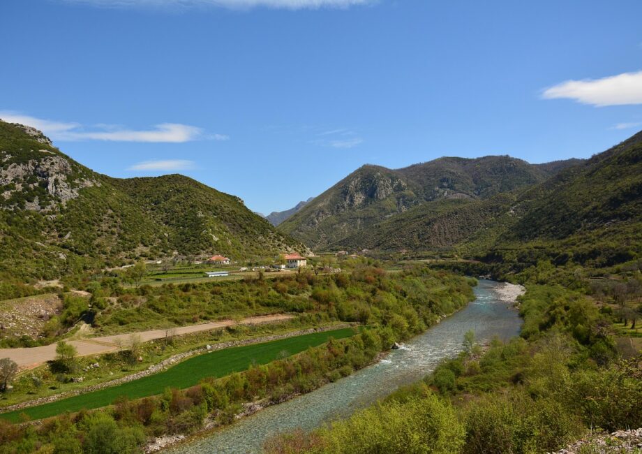 d&eacute;couvrez l'albanie, un joyau m&eacute;connu des balkans, riche en histoire, paysages magnifiques et culture authentique.