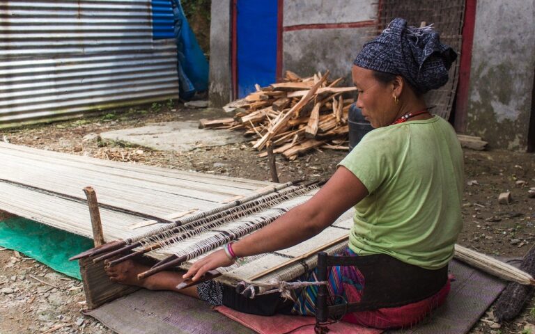 découvrez l'excellence de l'artisanat local, où savoir-faire traditionnel et passion se rencontrent pour créer des œuvres uniques et authentiques.