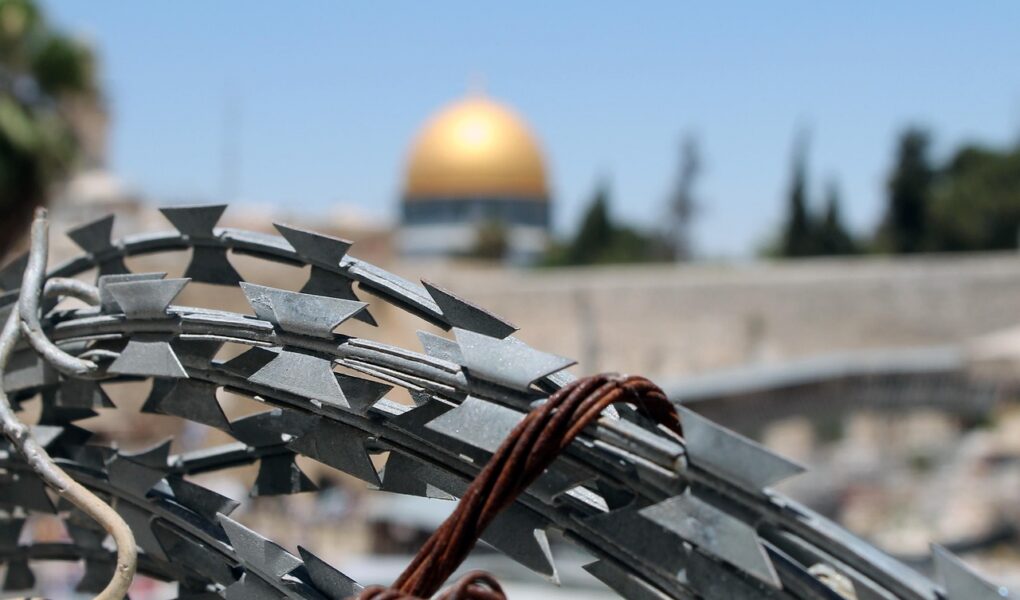 analyse approfondie du conflit au moyen-orient : causes, acteurs clés et impacts géopolitiques.