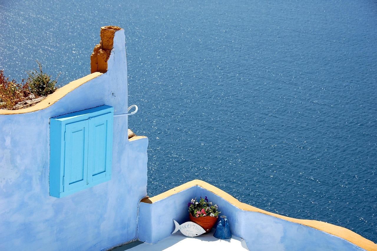 d&eacute;couvrez santorini, l'&icirc;le grecque embl&eacute;matique c&eacute;l&egrave;bre pour ses couchers de soleil spectaculaires, ses maisons blanches perch&eacute;es et ses plages magnifiques. partez &agrave; l'aventure entre mer, histoire et gastronomie locale.