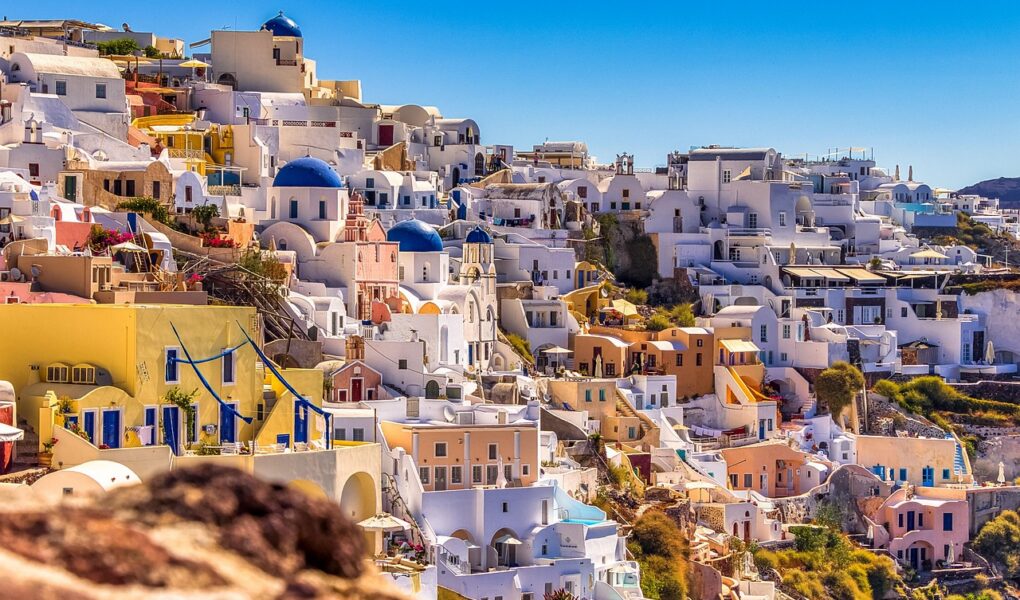 d&eacute;couvrez santorin, l'&icirc;le grecque aux paysages &eacute;poustouflants, ses maisons blanches embl&eacute;matiques, ses couchers de soleil inoubliables et ses plages de sable noir unique.