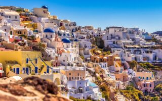 d&eacute;couvrez santorin, l'&icirc;le grecque aux paysages &eacute;poustouflants, ses maisons blanches embl&eacute;matiques, ses couchers de soleil inoubliables et ses plages de sable noir unique.
