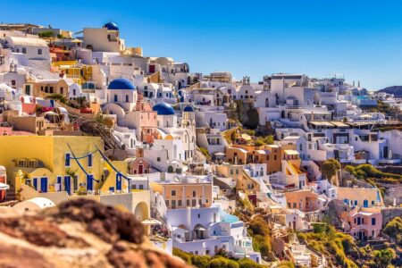 d&eacute;couvrez santorin, l'&icirc;le grecque aux paysages &eacute;poustouflants, ses maisons blanches embl&eacute;matiques, ses couchers de soleil inoubliables et ses plages de sable noir unique.