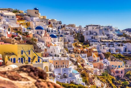 d&eacute;couvrez santorin, l'&icirc;le grecque aux paysages &eacute;poustouflants, ses maisons blanches embl&eacute;matiques, ses couchers de soleil inoubliables et ses plages de sable noir unique.