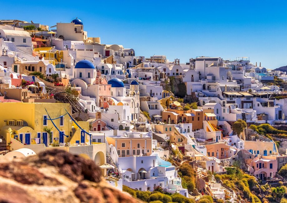 d&eacute;couvrez santorin, l'&icirc;le grecque aux paysages &eacute;poustouflants, ses maisons blanches embl&eacute;matiques, ses couchers de soleil inoubliables et ses plages de sable noir unique.